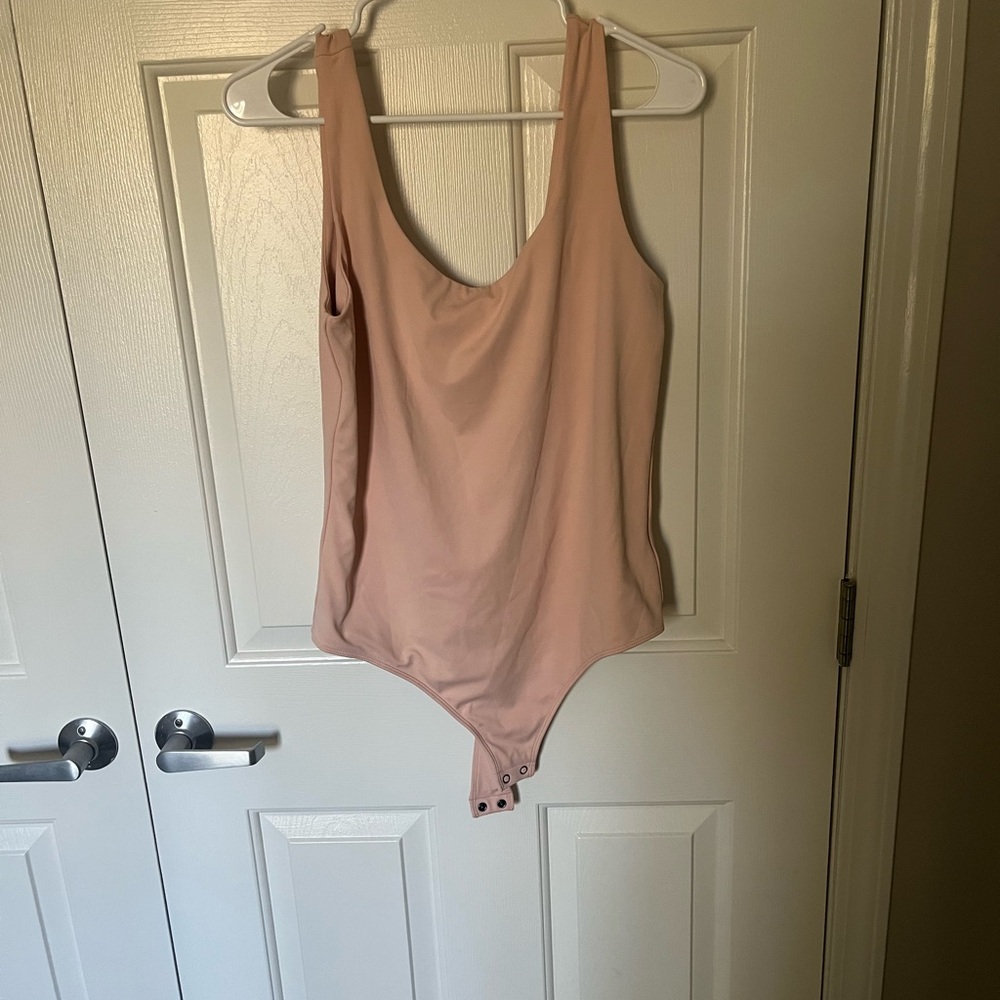 Express Body Contour Scoop Neck Bodysuit in Blush